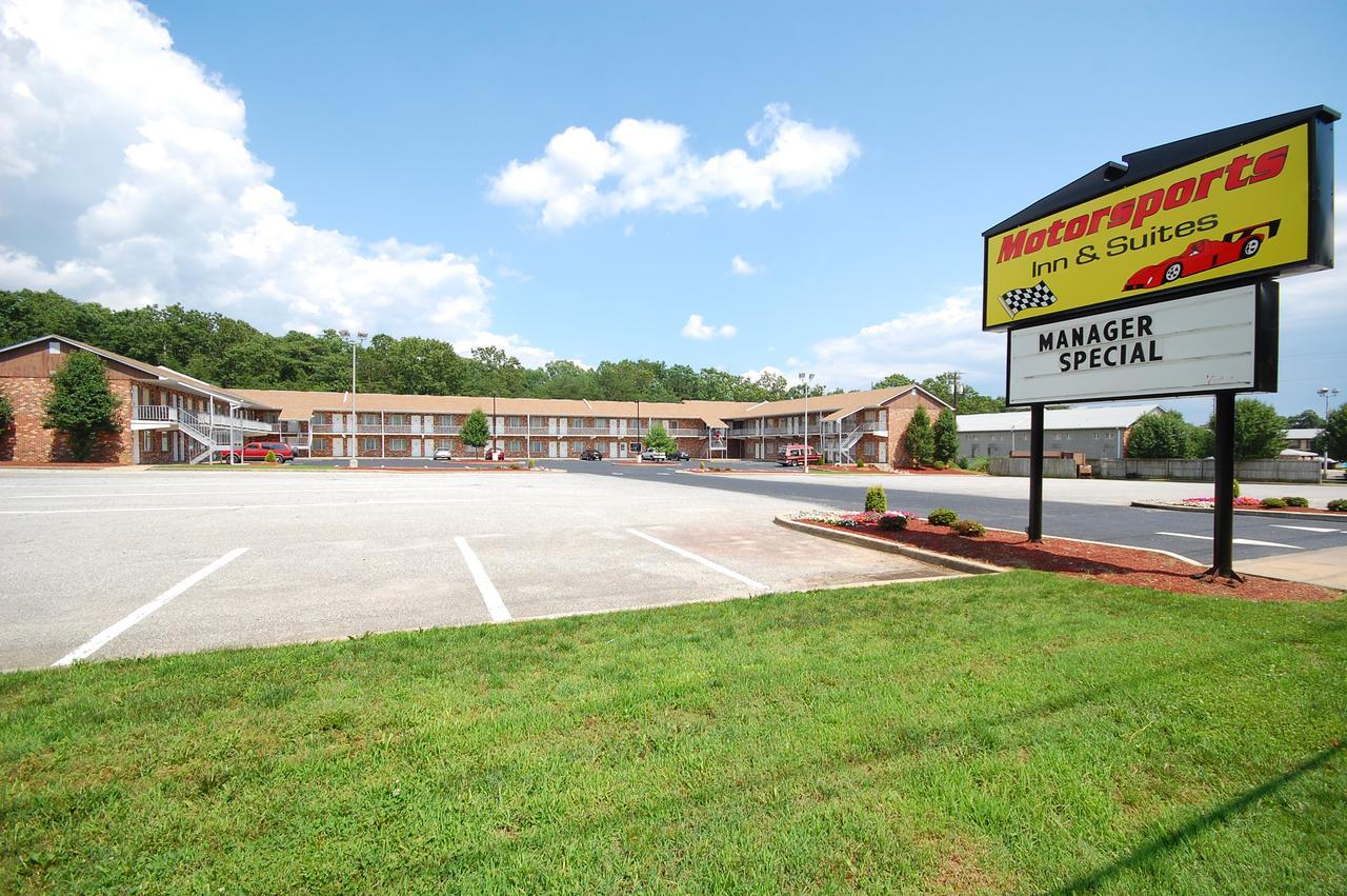 Millville Motorsports Inn And Suites Buitenkant foto